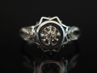 Vente aux enchères Petite bague ajourée en or blanc 750, sertie en son centre d'un petit 