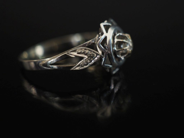 Petite bague ajourée en or blanc 750, sertie en son centre d'un petit 