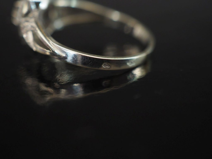 Petite bague ajourée en or blanc 750, sertie en son centre d'un petit 