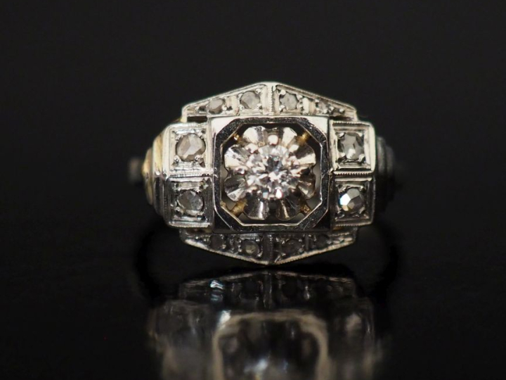 Bague de style Art déco en or blanc 750, sertie de petits diamants.  T