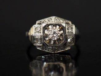 Vente aux enchères Bague de style Art déco en or blanc 750, sertie de petits diamants.  T