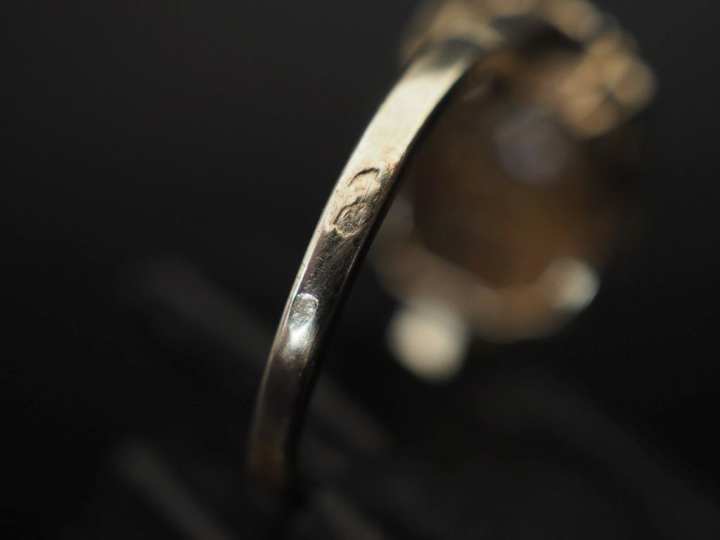 Bague de style Art déco en or blanc 750, sertie de petits diamants.  T