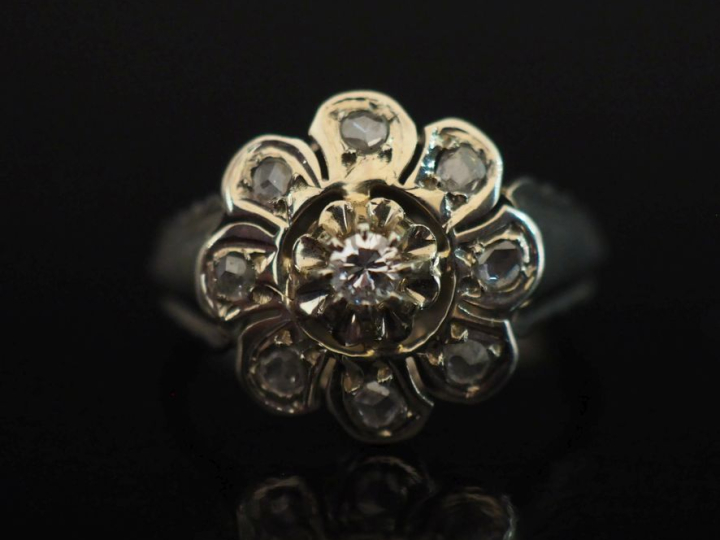 Jolie bague de forme marguerite en or blanc 750, sertie en son centre 
