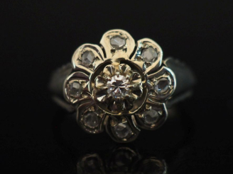 Vente aux enchères Jolie bague de forme marguerite en or blanc 750, sertie en son centre 