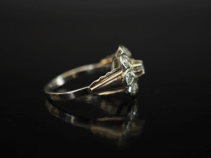 Jolie bague de forme marguerite en or blanc 750, sertie en son centre 