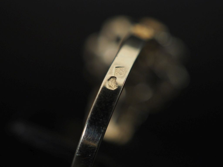 Jolie bague de forme marguerite en or blanc 750, sertie en son centre 