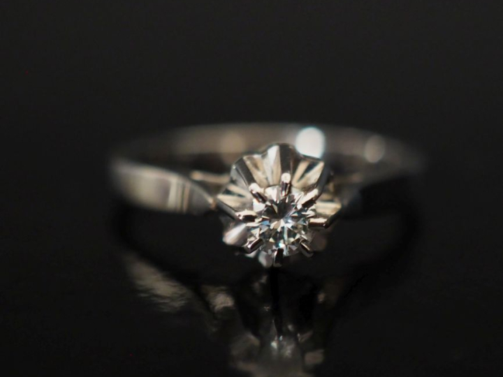 Petite bague de forme solitaire en or blanc 750, sertie en son centre 