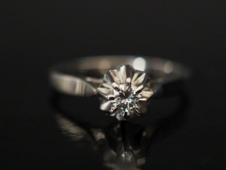 Vente aux enchères Petite bague de forme solitaire en or blanc 750, sertie en son centre 