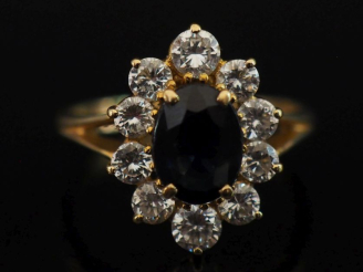 Vente aux enchères Bague de forme marguerite en or jaune 750, sertie en son centre d'une 