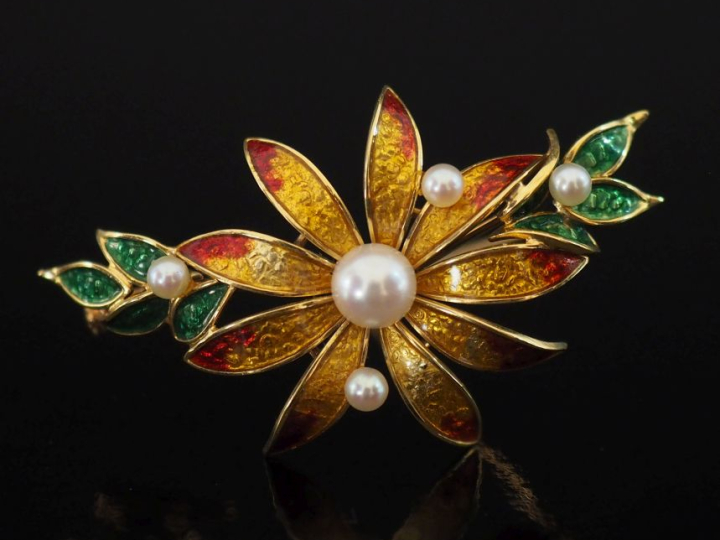 Broche en or jaune 750 en forme de fleur épanouie, rehaussée d'émail j