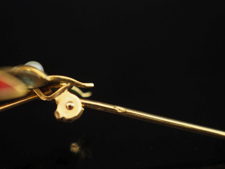 Broche en or jaune 750 en forme de fleur épanouie, rehaussée d'émail j