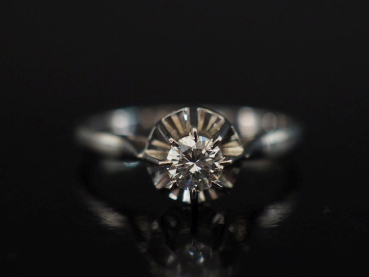 Bague de forme solitaire en or blanc 750, sertie en son centre d'un di