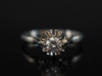 Vente aux enchères Bague de forme solitaire en or blanc 750, sertie en son centre d'un di