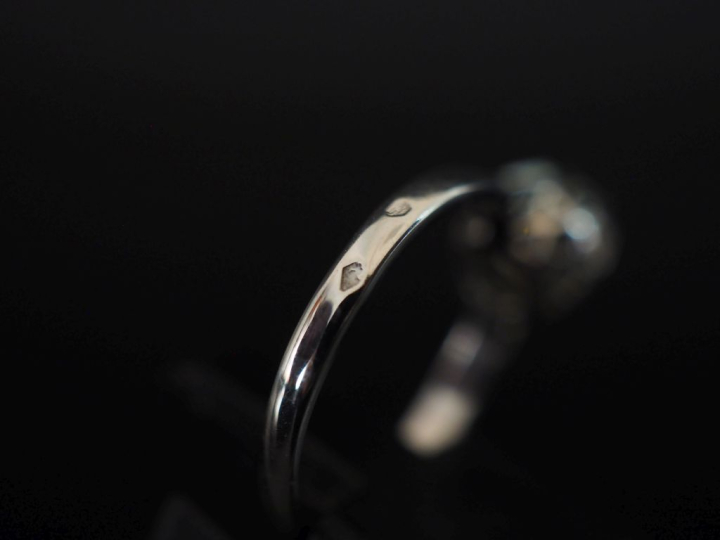 Bague de forme solitaire en or blanc 750, sertie en son centre d'un di