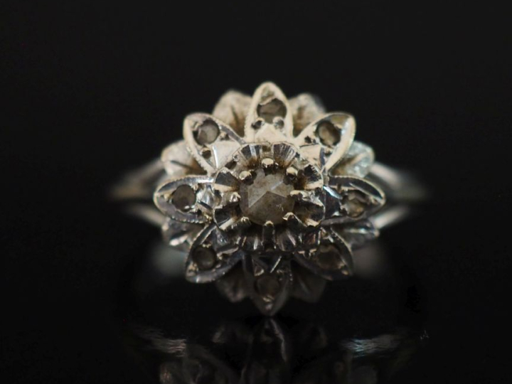 Bague en or blanc 750 en forme de fleur, sertie de diamants taillés en