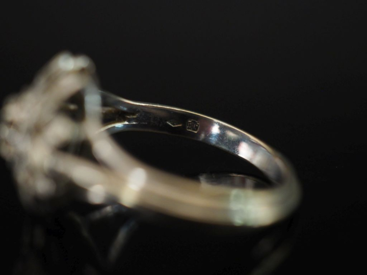 Bague en or blanc 750 en forme de fleur, sertie de diamants taillés en