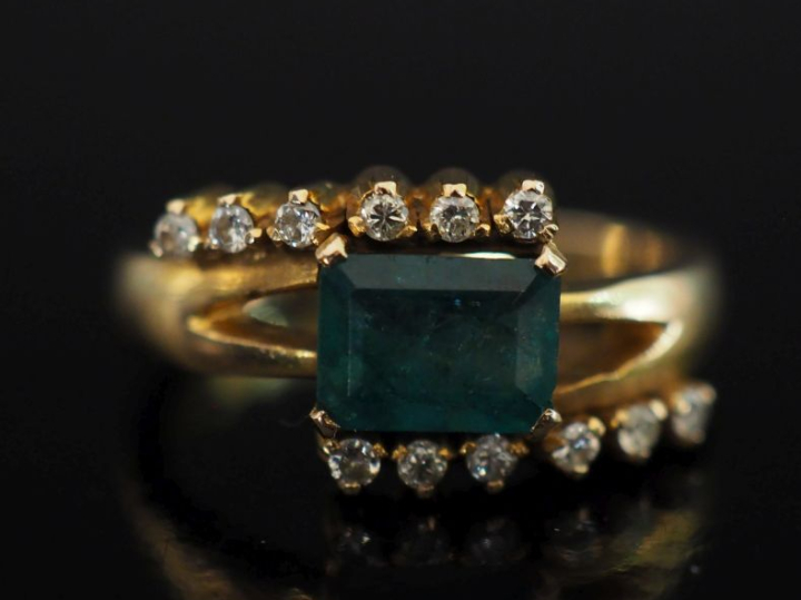 Bague de forme stylisée en or jaune 585, sertie en son centre d'une ém