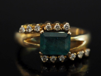 Vente aux enchères Bague de forme stylisée en or jaune 585, sertie en son centre d'une ém