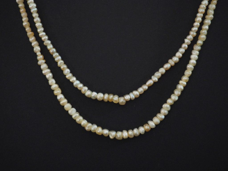Vente aux enchères Ensemble comprenant :  - un collier de perles blanches de forme baroqu