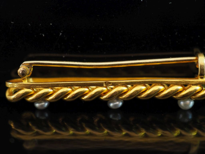 Broche barrette en or jaune 750, maille gourmette agrémentée de trois 