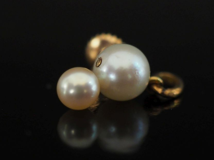 Ensemble comprenant :  - un pendentif en or jaune 750, serti d'une per