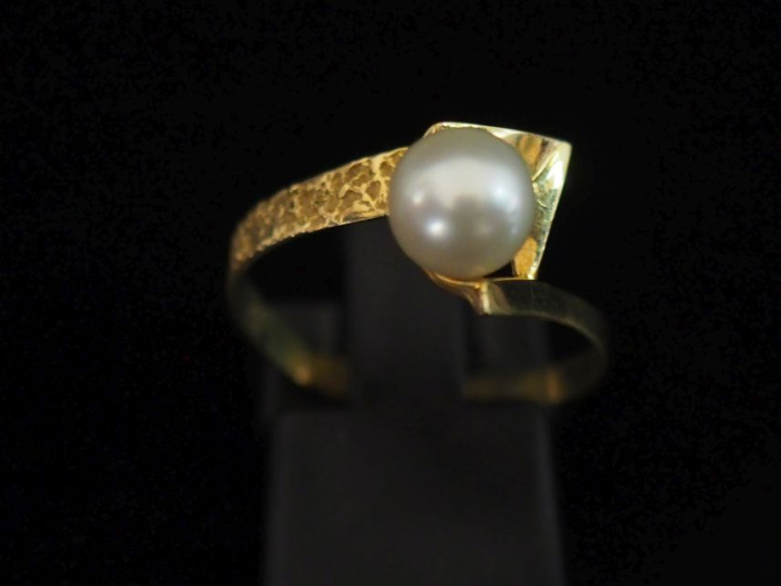 Bague de forme stylisée et mouvementée en or jaune 750, sertie d'une p