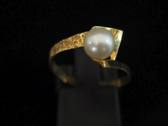 Vente aux enchères Bague de forme stylisée et mouvementée en or jaune 750, sertie d'une p