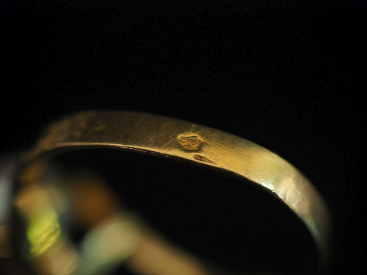 Bague de forme stylisée et mouvementée en or jaune 750, sertie d'une p