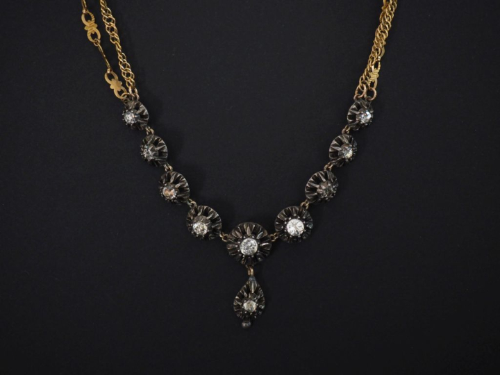 Collier en or jaune 750 double rangs, mailles fantaisies, orné en son 