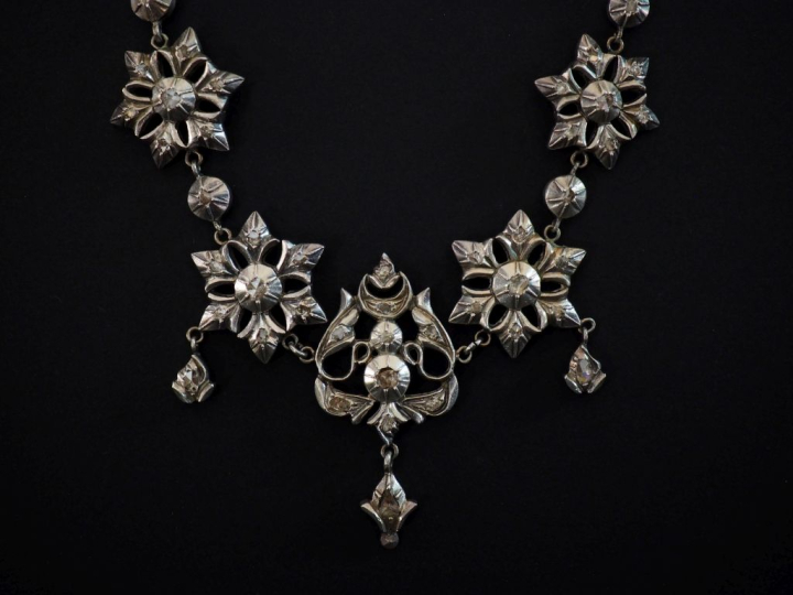 Collier draperie en argent, composé de motifs de fleurs et de feuillag