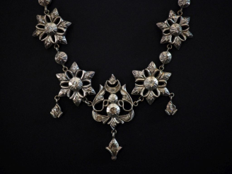 Vente aux enchères Collier draperie en argent, composé de motifs de fleurs et de feuillag