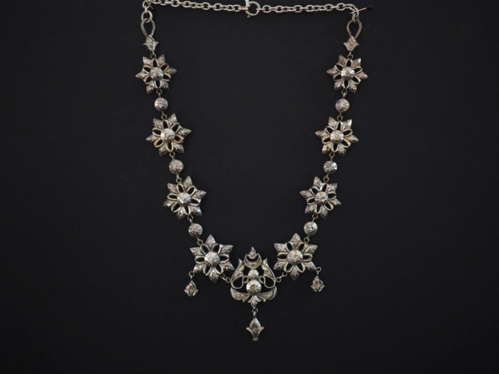 Collier draperie en argent, composé de motifs de fleurs et de feuillag