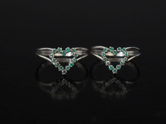 Vente aux enchères Ensemble comprenant deux bagues de forme stylisée en or blanc 750, orn