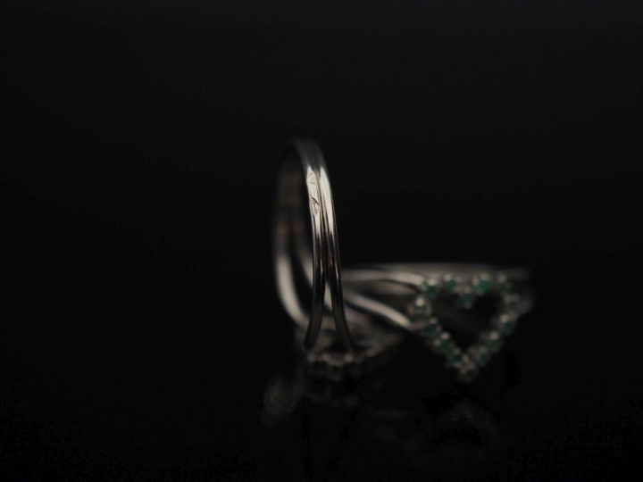 Ensemble comprenant deux bagues de forme stylisée en or blanc 750, orn