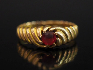 Vente aux enchères Bague en or jaune 750, à décor de côtes torses et sertie d'une pierre 