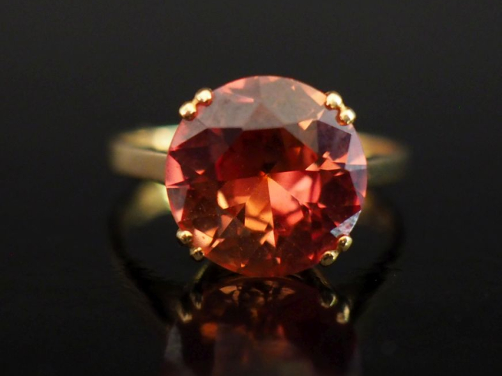 Bague en or jaune 750, sertie en son centre d'une pierre synthétique o