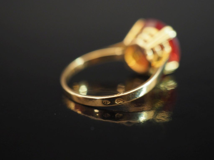 Bague en or jaune 750, sertie en son centre d'une pierre synthétique o