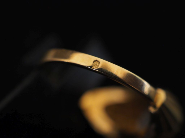 Bague de style 1940 en or jaune 750, à décor de godrons et sertie en s