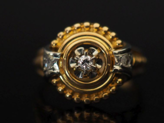 Vente aux enchères Bague en or jaune 750, à décor de godrons et petits rangs de perles, s