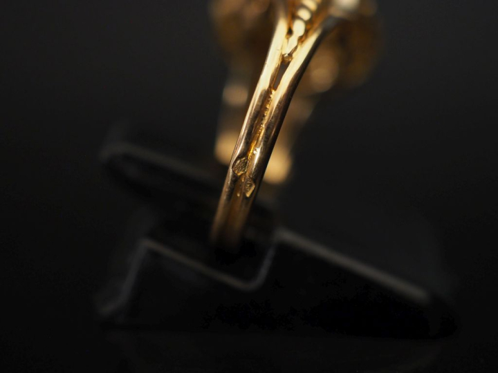 Bague en or jaune 750, à décor de godrons et petits rangs de perles, s