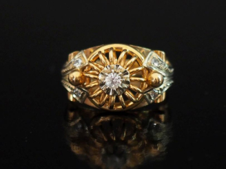 Vente aux enchères Bague ajourée de style 1940 en or jaune 750, à décor de motifs de cons