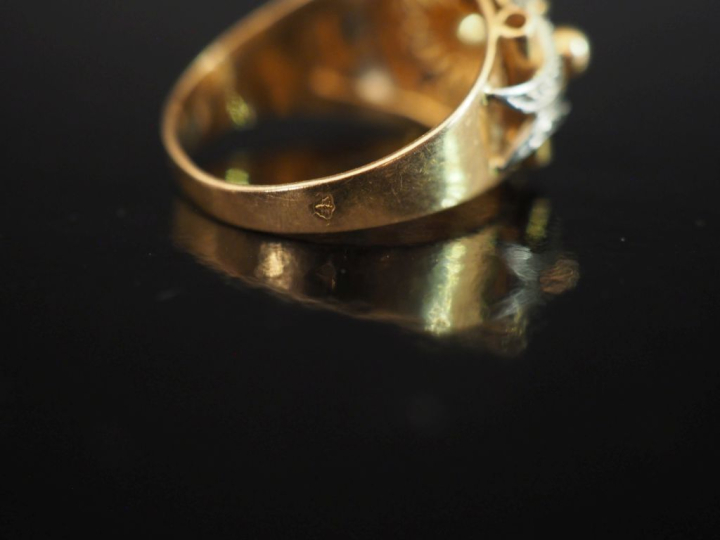 Bague ajourée de style 1940 en or jaune 750, à décor de motifs de cons