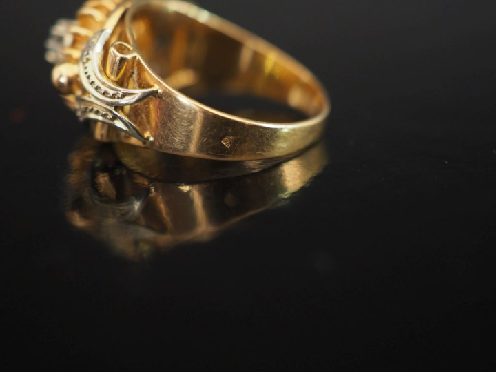 Bague ajourée de style 1940 en or jaune 750, à décor de motifs de cons