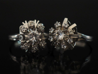 Vente aux enchères Ensemble comprenant :  - une bague en or blanc 750, sertie de pierres 