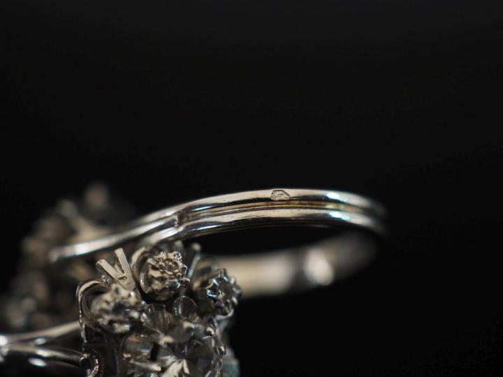 Ensemble comprenant :  - une bague en or blanc 750, sertie de pierres 