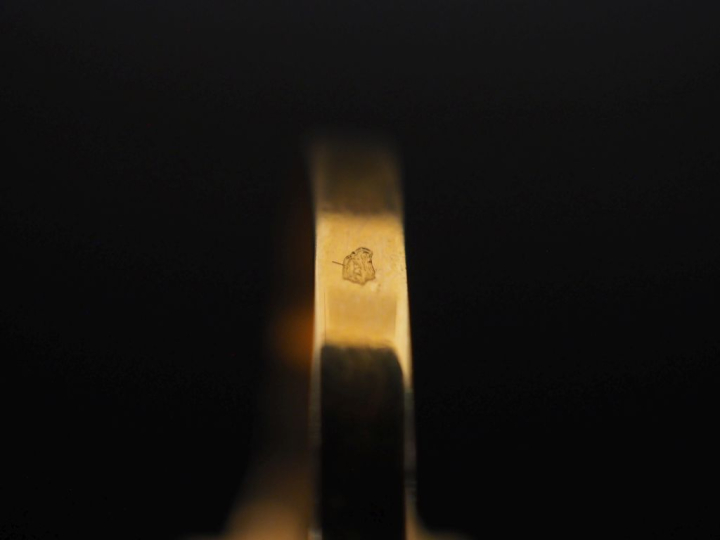 Bague nœud en or jaune 750, sertie en son centre d'une ligne de trois 