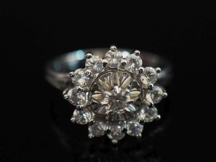 Bague en forme de fleur en or blanc 750, sertie de pierres à l'imitati