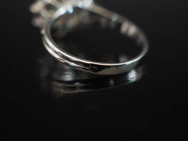 Bague en forme de fleur en or blanc 750, sertie de pierres à l'imitati