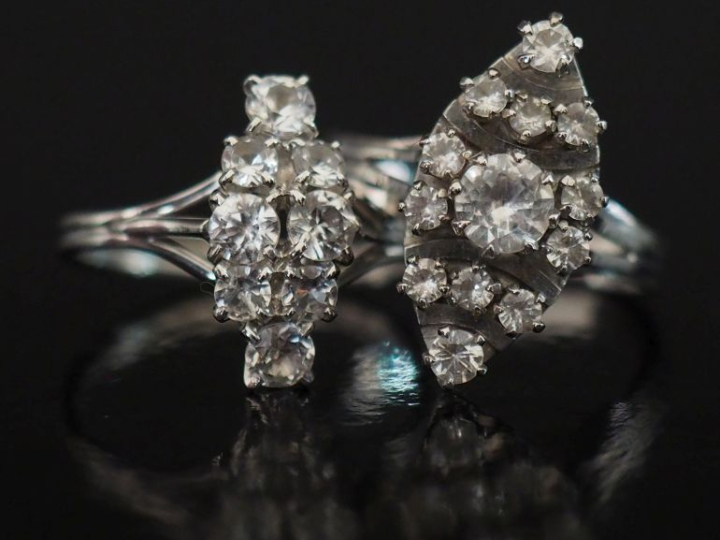 Deux différentes bague de forme marquise en or blanc 750, serties de p