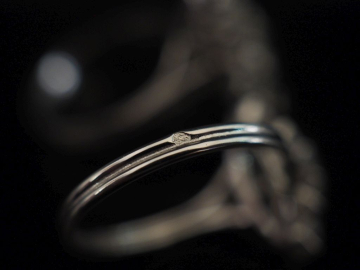 Deux différentes bague de forme marquise en or blanc 750, serties de p